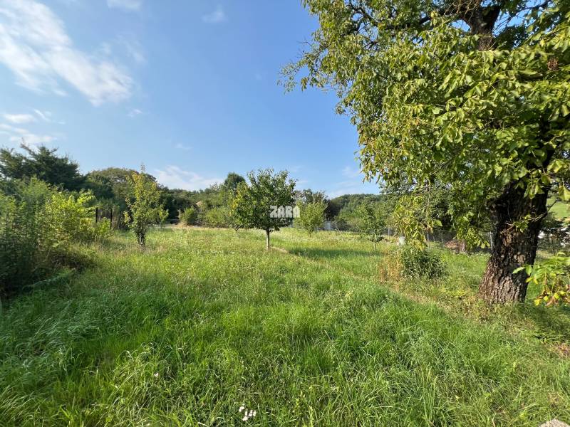 ŤAHANOVCE dom s veľkým pozemkom  1185 m2. Stavebný pozemok, všetky IS