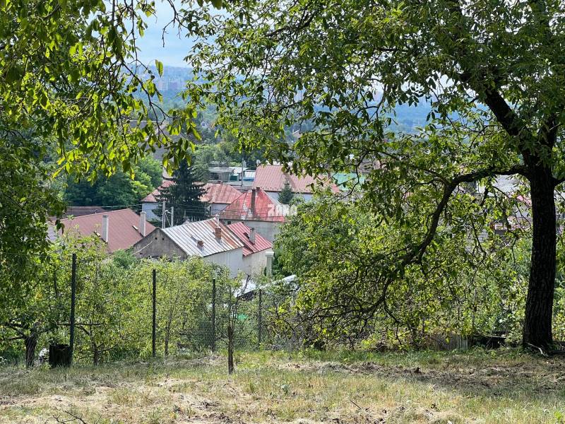 ŤAHANOVCE dom s veľkým pozemkom  1185 m2. Stavebný pozemok, všetky IS