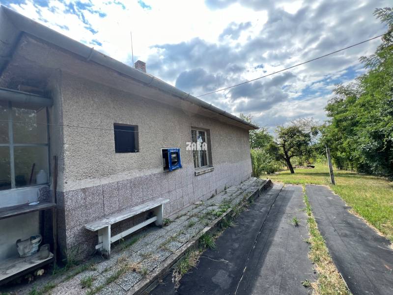 ŤAHANOVCE dom s veľkým pozemkom  2335 m2. Stavebný pozemok, všetky IS