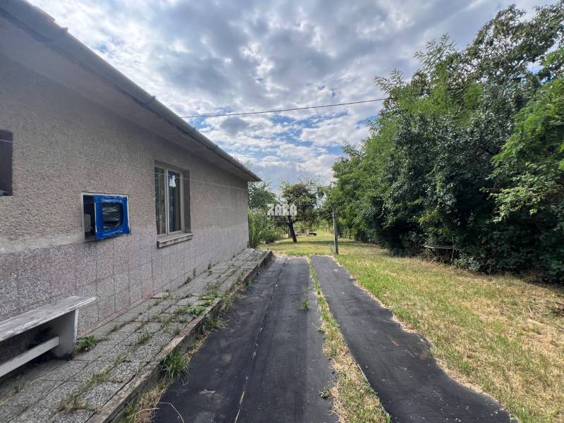 ŤAHANOVCE dom s veľkým pozemkom  1185 m2. Stavebný pozemok, všetky IS