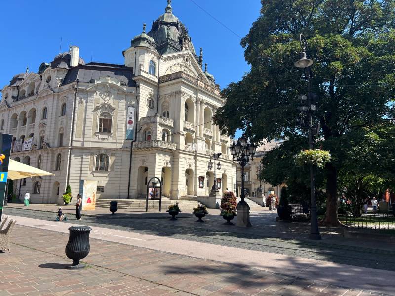 Staré Mesto - ul. Hlavná, 2 izb. tehlový byt, 61 m2,pavlač.REZERVOVANÝ