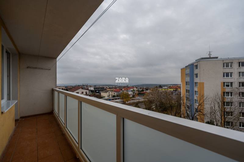 FURČA- Buzulucká. Krásny 2 izbový byt po KR, ZARIADENÝ, 40 m² + loggia